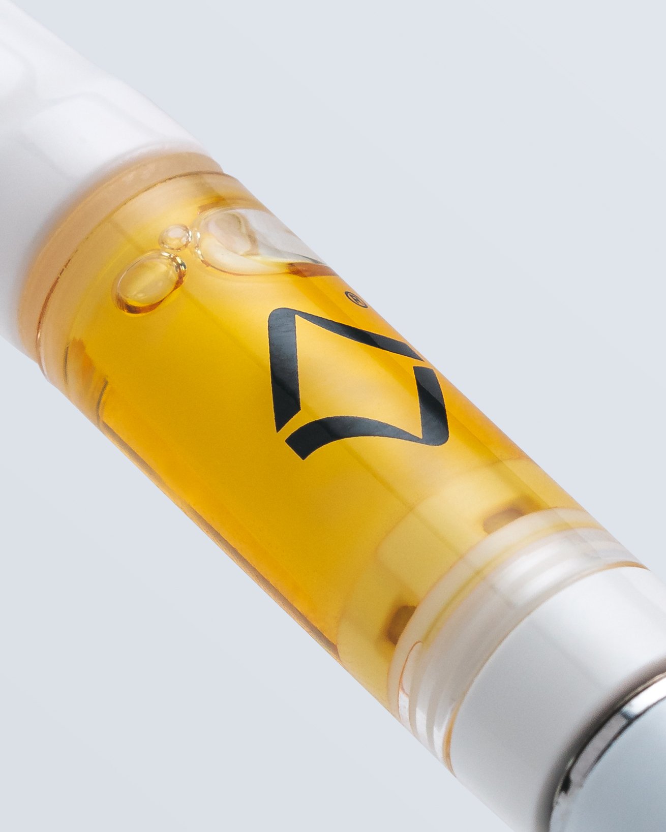 Cartucho del CBD vape pen lleno de líquido dorado, con el logotipo visible en el cuerpo transparente.