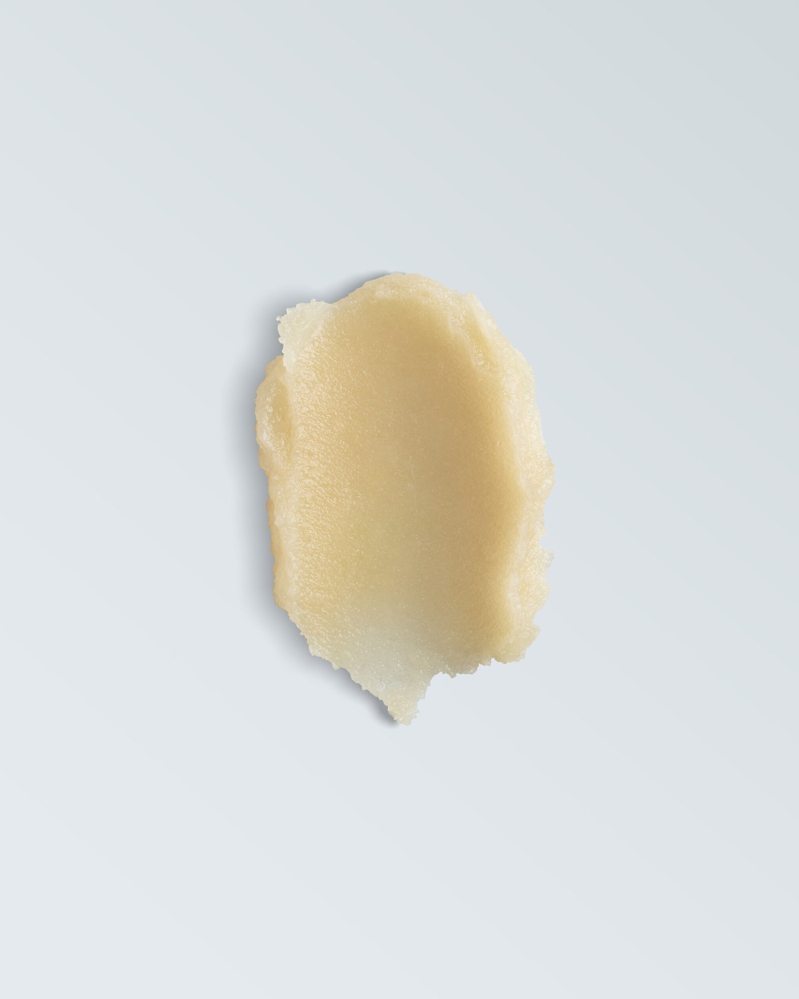 Muestra de textura de Thera.Pain Balm en tono crema claro, con una apariencia ligeramente grasa y densa.