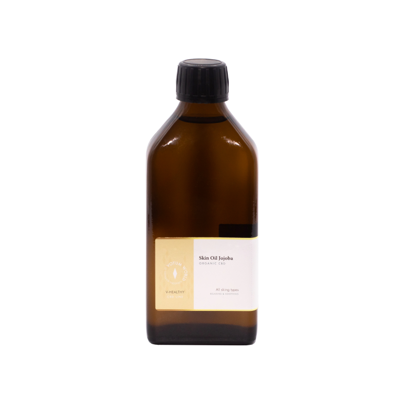 Envase de Skin Oil Jojoba con etiqueta amarilla y tapa negra, completamente visible sobre un fondo blanco.